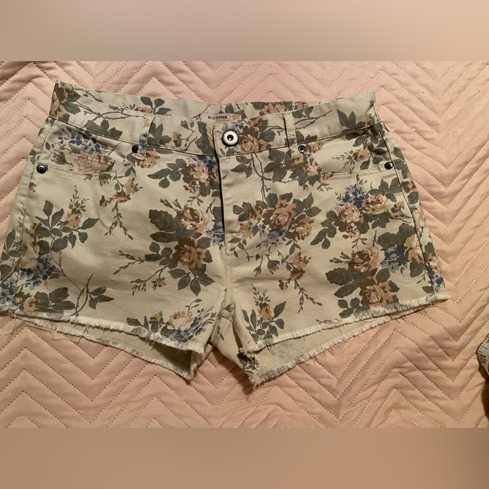 48. BLU PEPPER FLORAL SHORTS MEDIUM/WAIST:15.5”/INSEAM:2”/RISE:9”